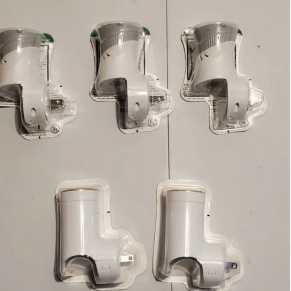 Glade Plug-in Scented Warmers, Qty: 5, NEW - Picture 2 of 4